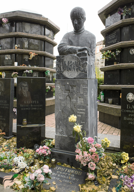 Памятник на могиле музыканта Михея!