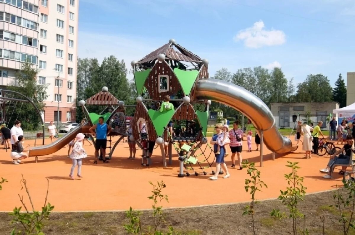    Детям нравится весело проводить время в своём дворе на новой благоустроенной площадке.