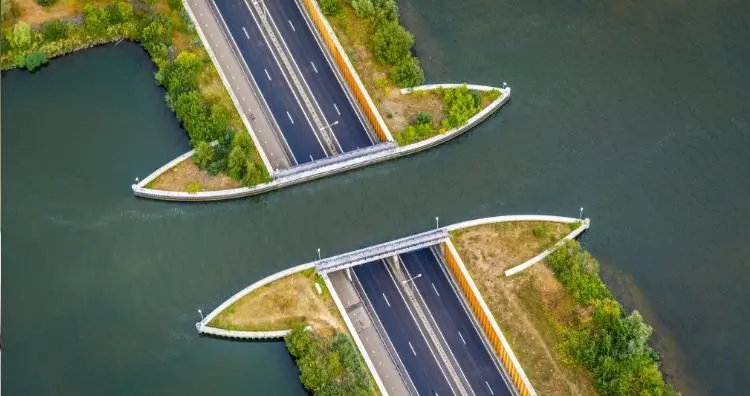 Вид акведука с воздуха. Изображение: Shutterstock.