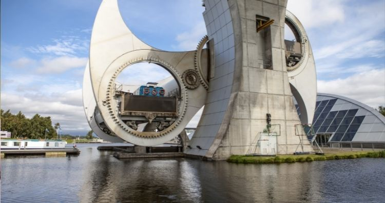 Фолкеркское колесо — вращающийся судоподъёмник в Фолкерке, Шотландия, соединяющий канал Форт-энд-Клайд с Юнион-каналом. Изображение: Shutterstock.