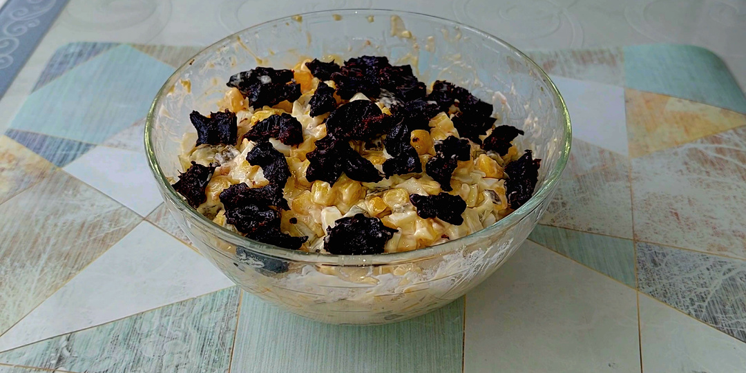 Салат с кукурузой и черносливом