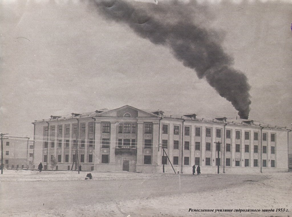 Здание Политехнического колледжа в 1953 году. Фото из архивов Канского краеведческого музея