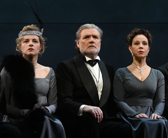 Яна Соболевская, Владимир Симонов и Анна Дубровская в спектакле «Война и мир»