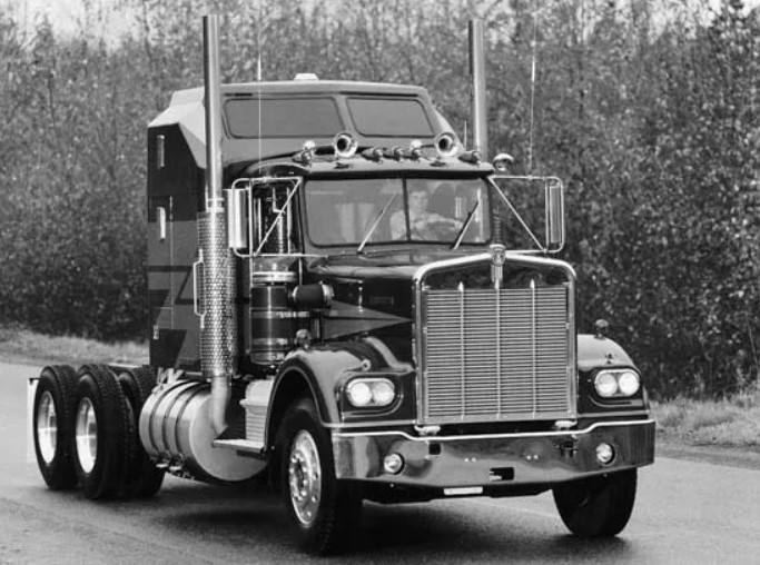Полвека в строю: как Kenworth W900 стал иконой американских дальнобойщиков
