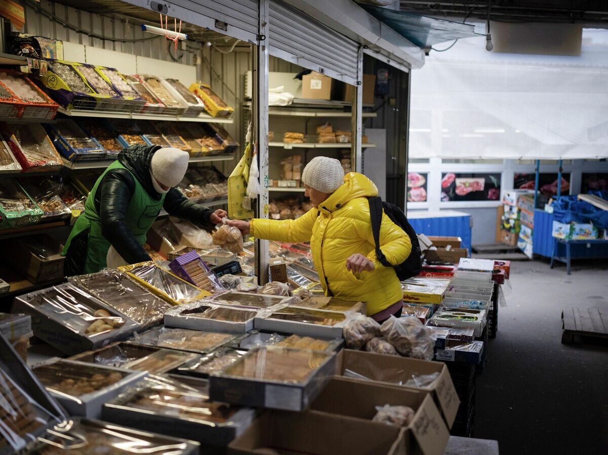    Женщина покупает продукты на рынке в Киеве, Украина© AP Photo / Daniel Cole