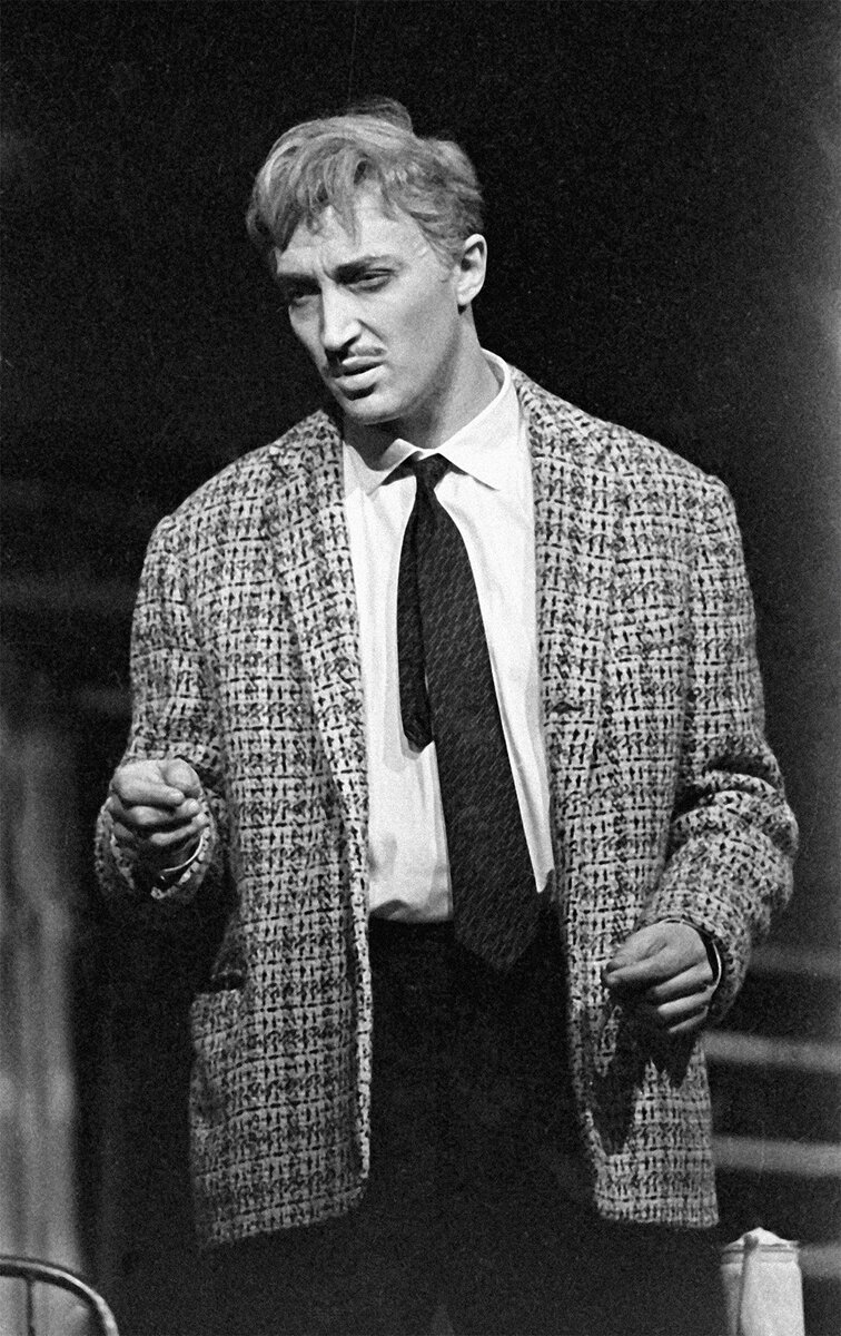    Актер московского театра «Современник» Михаил Козаков в сцене из спектакля по пьесе Константина Симонова «Четвертый». 1966 г. Фото: РИА Новости/ Михаил Озерский