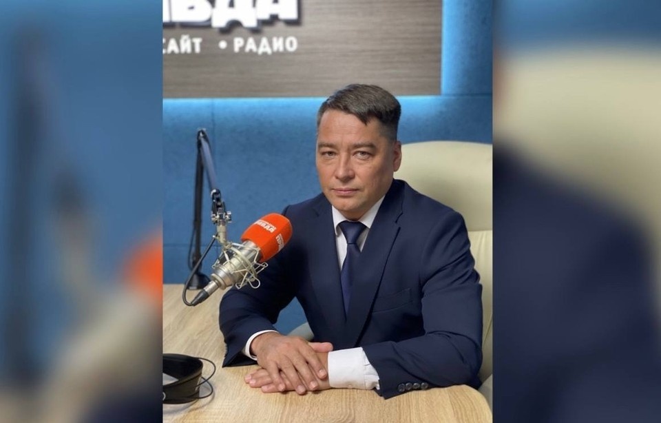    Министр промышленности и торговли Самарской области Денис Гурков в студии радио «Комсомольская правда» 98.2 Fm в Самаре. Александр СЕМОЧКИН