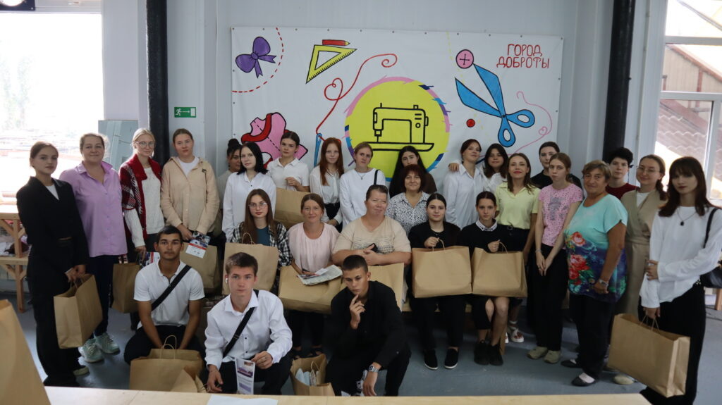   Присоединяйтесь к команде волонтёров «Молодёжного швейного цеха»! Занятия проходят три раза в неделю – в понедельник, вторник и среду, с 12:00 до 16:00, по адресу: улица Линейная, 85. Все материфалы и оборудование предоставляются бесплатно.  
За подробной информацией обращайтесь к куратору волонтёрского движения Марии Хамедовой по телефону: +7(988) 324-87-67 admin