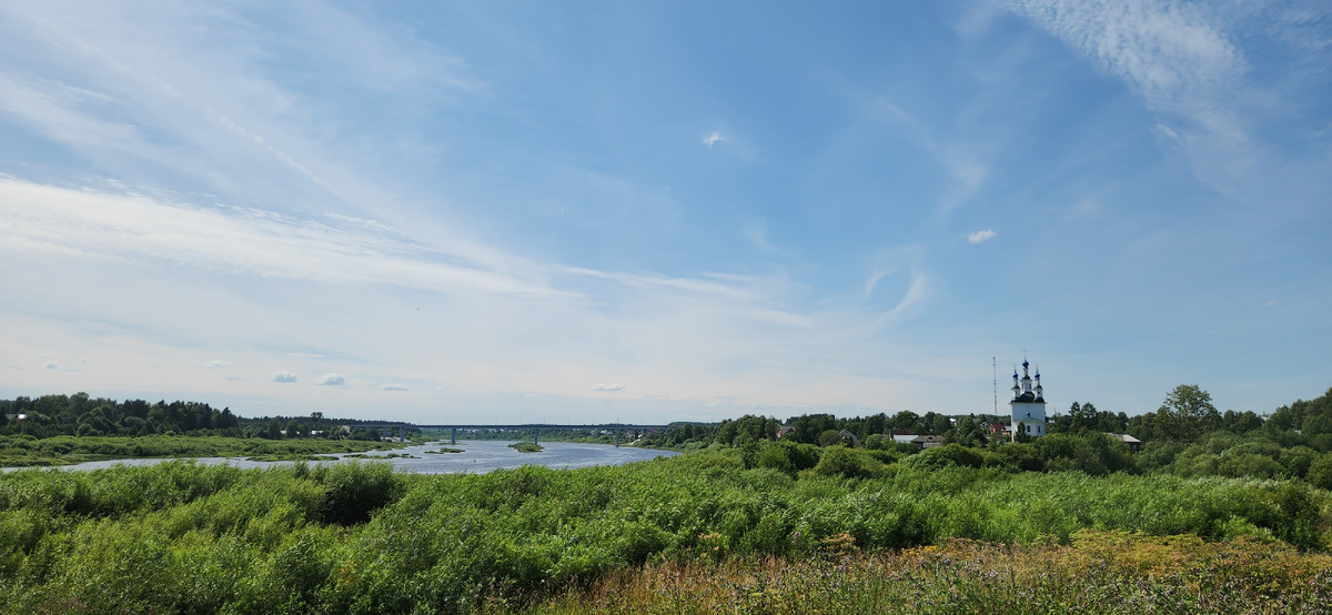 Тотьма, вид на реку Сухону и Троицкую церковь 