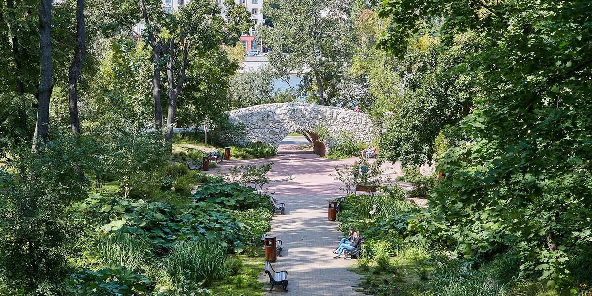 Гротесковый — один из трех мостов Нескучного сада, самый маленький и «юный». Появился, скорее всего, при создании Александринского летнего дворца для Николая I. Фото moscowseasons.com