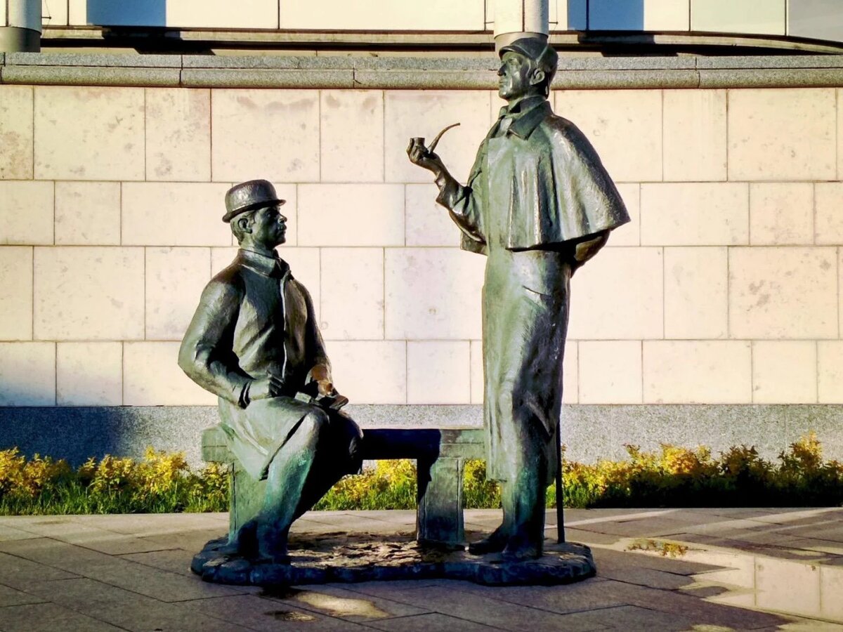 Московский памятник на Смоленской набережной (10), авторства Андрея Орлова, — единственный в мире, где знаменитые литературные герои изображены вместе.