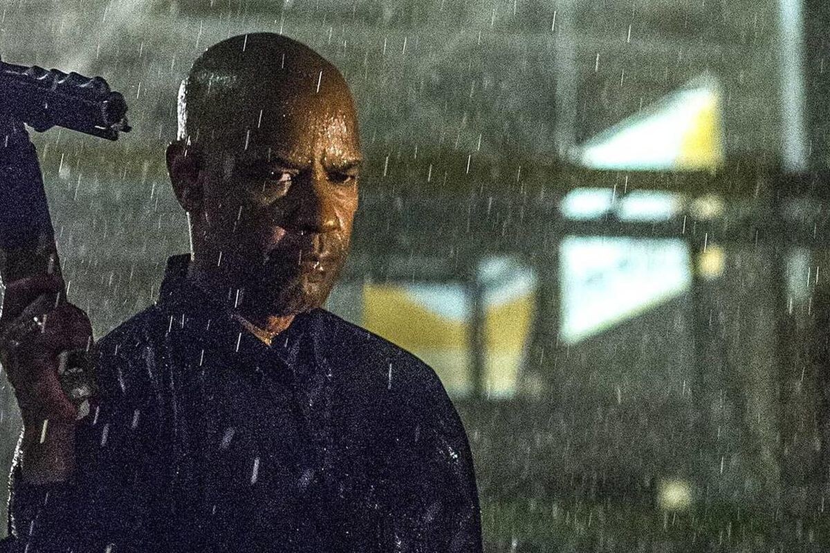 Дензел Вашингтон, принимающий съёмочный душ