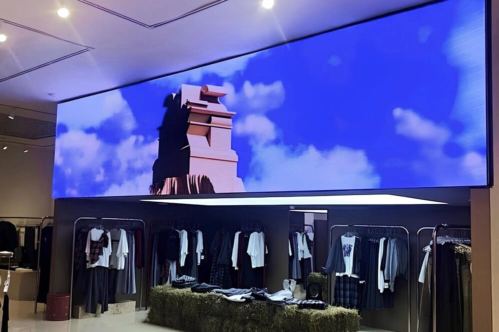 Пример установки LED - экрана компанией ООО "ИНТЭЧ ИНКОРПОРЕЙТЕД" для сети LOOK ONLINE. Фото: Архив ООО "ИНТЭЧ ИНКОРПОРЕЙТЕД"