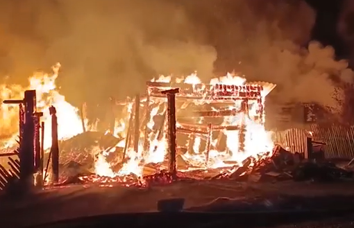     Пообщались с очевидцами пожара в Арейском, где погибли женщина и ребёнок