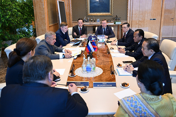    Сегодня в казанском Кремле Рустам Минниханов встретился с делегацией из Лаоса.   
Фото: rais.tatarstan.ru