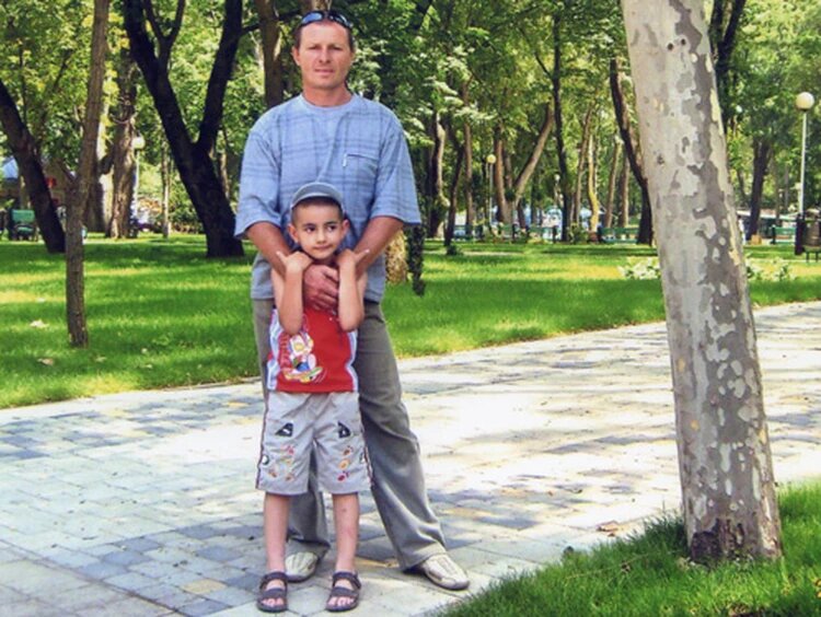 Леонид с мальчиком. Фото: архив семьи