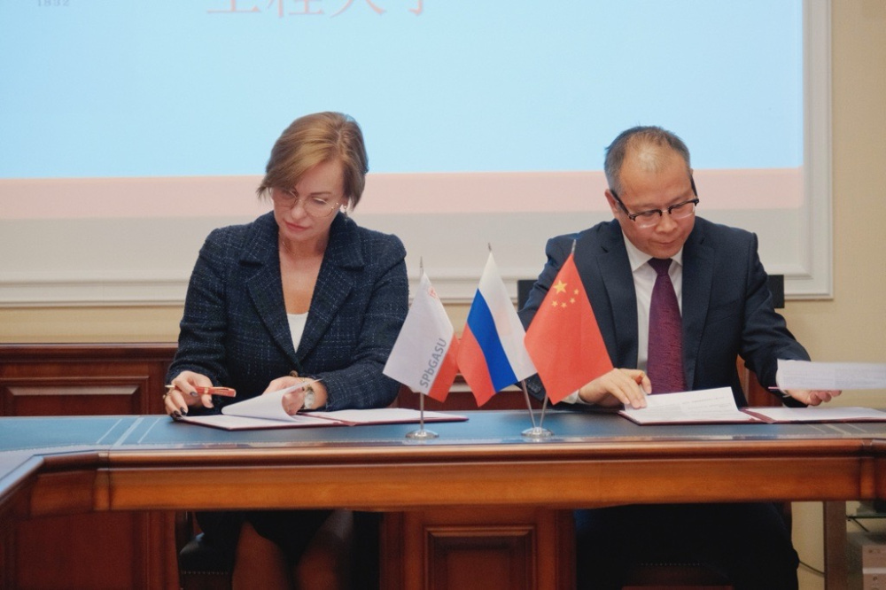 Светлана Головина и Ли Чжэньтао подписывают меморандум