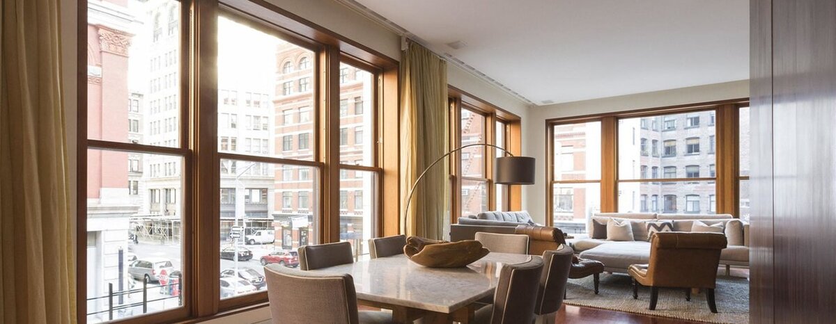 Создать оазис тишины и уюта в самом центре мегаполиса - задача для качественных деревянных окон. Несмотря на панорамный вид на оживленную улицу, правильно подобранная конструкция и многокамерный стеклопакет надежно защищают пространство от шума и сохраняют в доме тепло.