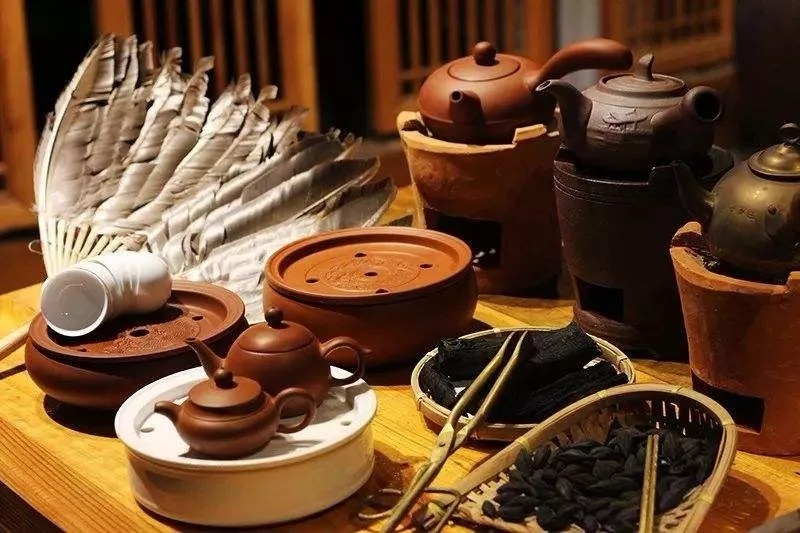 Не пугаемся. Это просто различная посуда для чайных церемоний