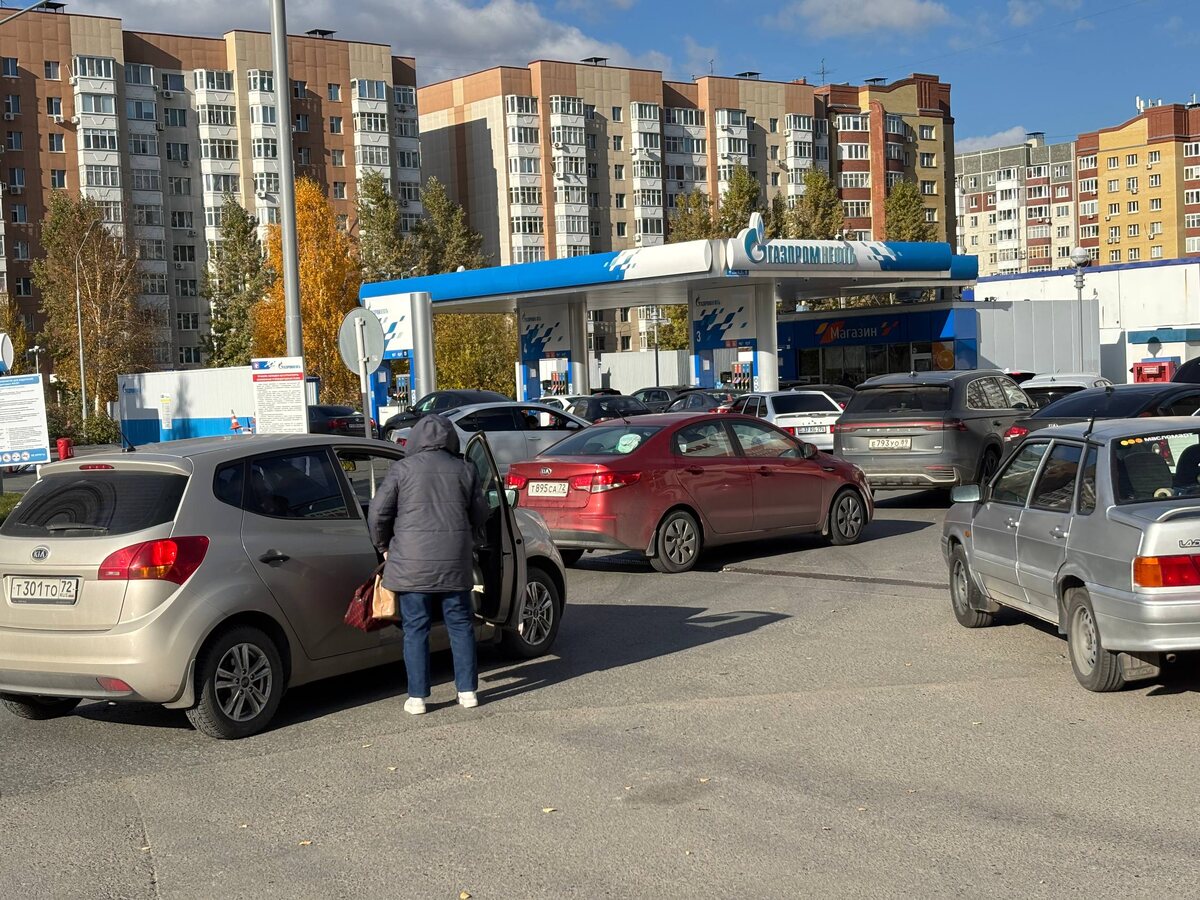 В выходные на заправках образовались целые очереди.  Фото: ФедералПресс / Ирина Ромашкина