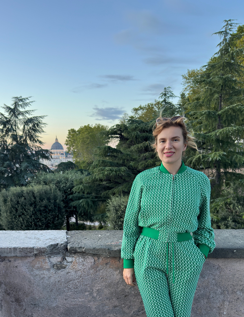 На этом месте я уже фоткалась в январе. Тогда фотографа звали Диего, а в этот раз Маурицио 