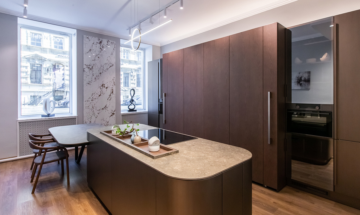 Благородная элегантность эмали под бронзу, теплота натурального шпона Дуб Vintage с индивидуальной тонировкой и таинственный блеск стекла Attico Bronze создают сложный и многогранный образ этого комплекта кухонной мебели.