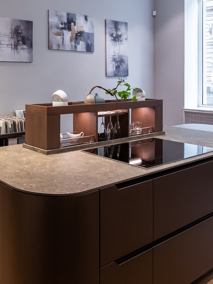 Закругленные фасады — это не просто дизайн, а полноценные шкафы-терминалы.