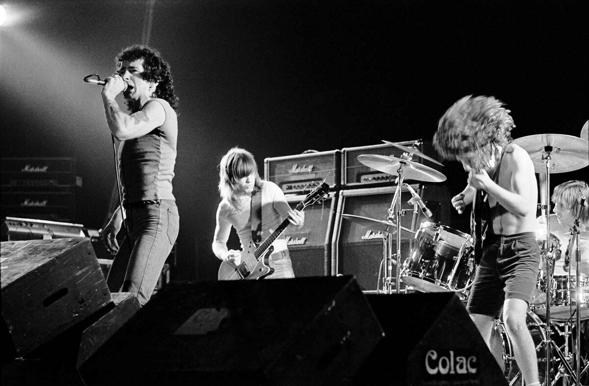 AC/DC на сцене RAI Congrescentrum в Амстердаме на разогреве у Black Sabbath в 1977 году: ну-ка все дружно: «Ангус! Ангус!» || acdc.com