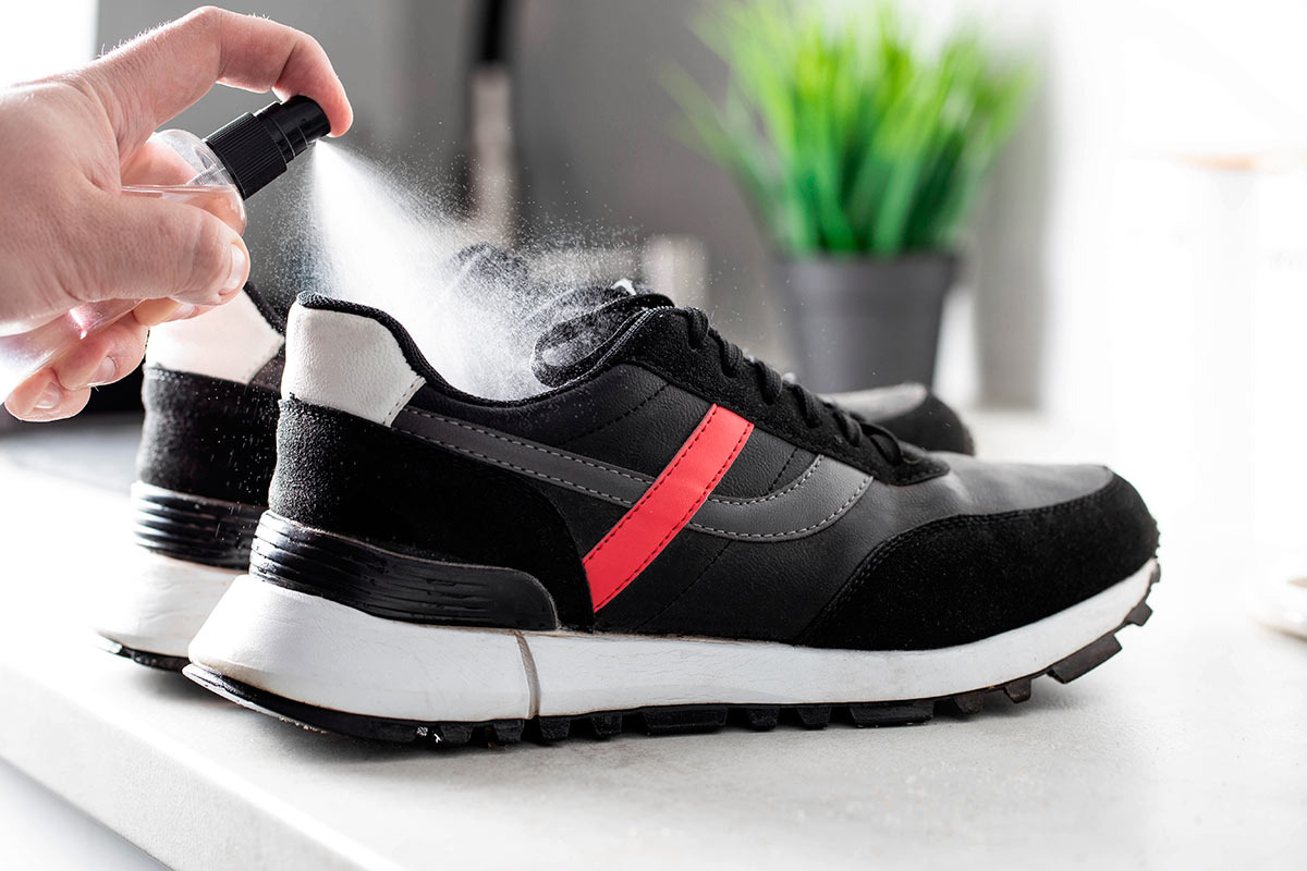 Shutterstock📷Используйте дезодоранты для обуви по инструкции