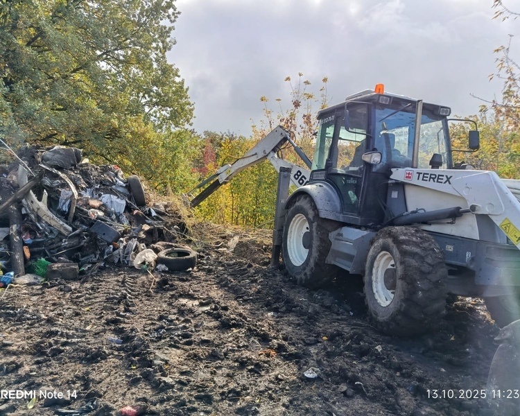     В Курске на проспекте Дериглазова убирают несанкционированную свалку