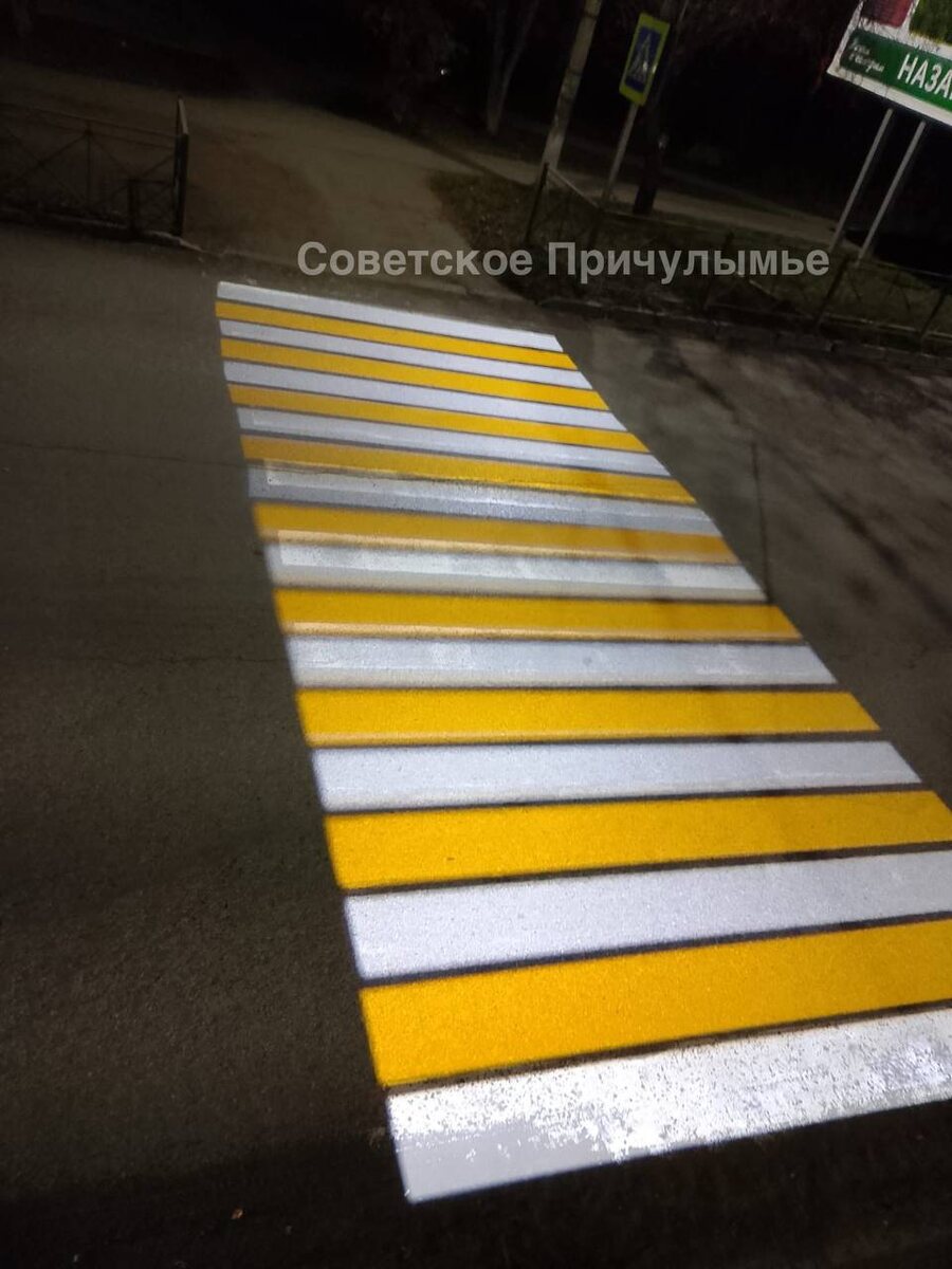 Зебру на дорогу в темноте проецирует аппаратура 