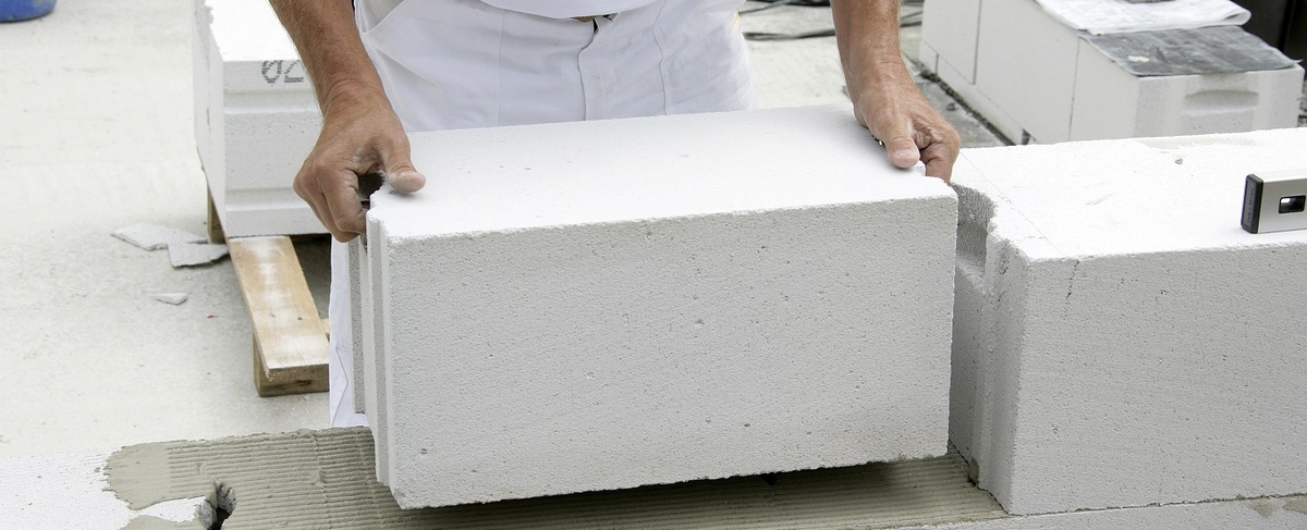 Все это позволяет довольно быстро и просто возвести стены из газобетона. Главное помнить о важности соблюдения технологии укладки газобетонных блоков.