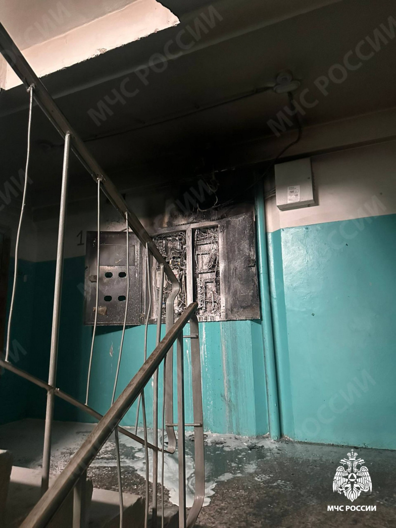    Спасатели эвакуировали жильцов многоэтажки в Петрозаводске из-за пожараМЧС Карелии