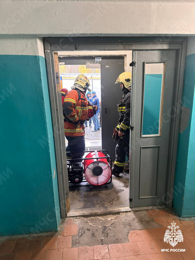    Спасатели эвакуировали жильцов многоэтажки в Петрозаводске из-за пожараМЧС Карелии