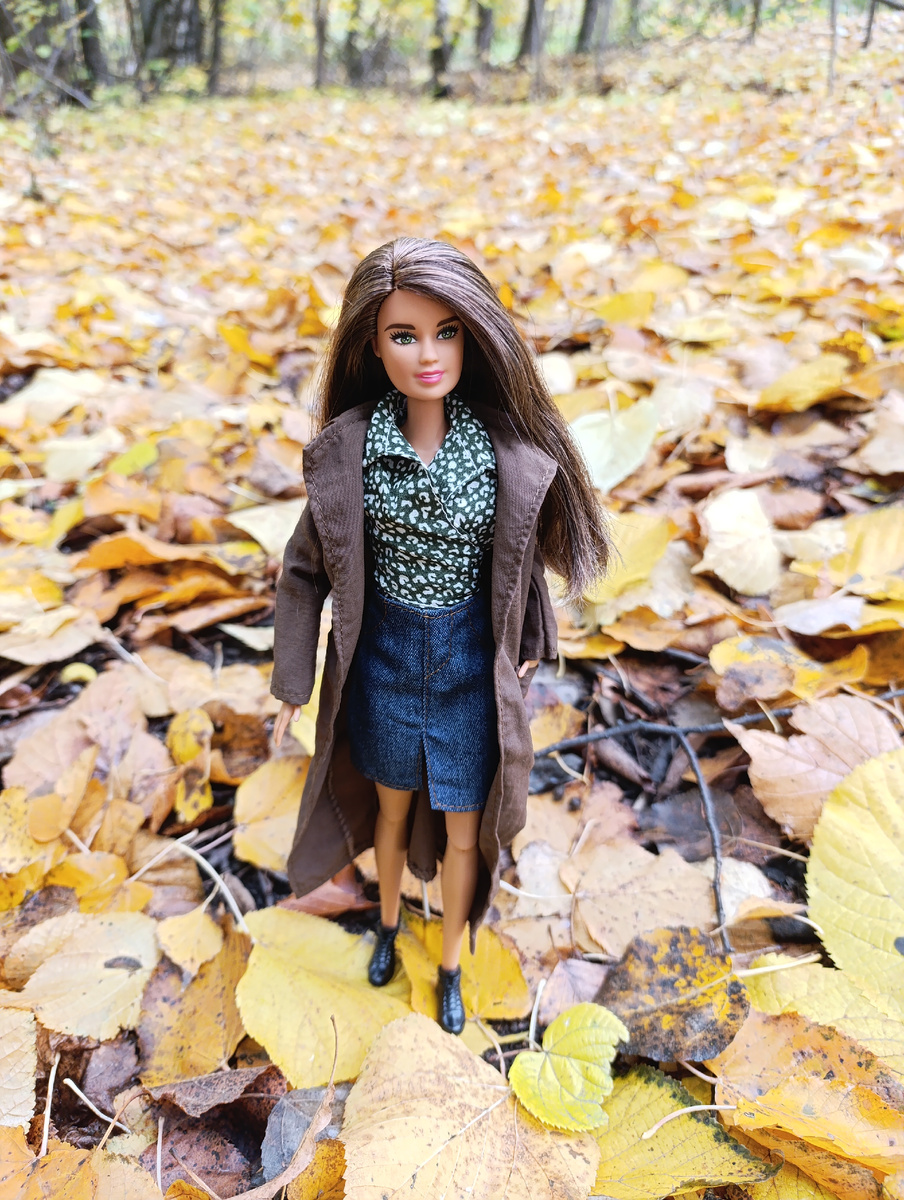 А ещё Эмили одела симпатичный новый наряд :кофточку под цвет глаз и джинсовую юбочку, а плащ этот я покупала весной