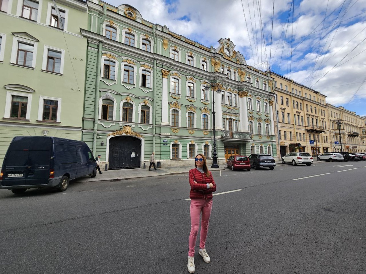 Особняк М.Г. Разумовской - П.А. Урусова - В. И. Сазикова по адресу: Санкт-Петербург, ул. Б. Морская, д. 29. Фото КруглоСветно КруглоГодично, лето 2025.