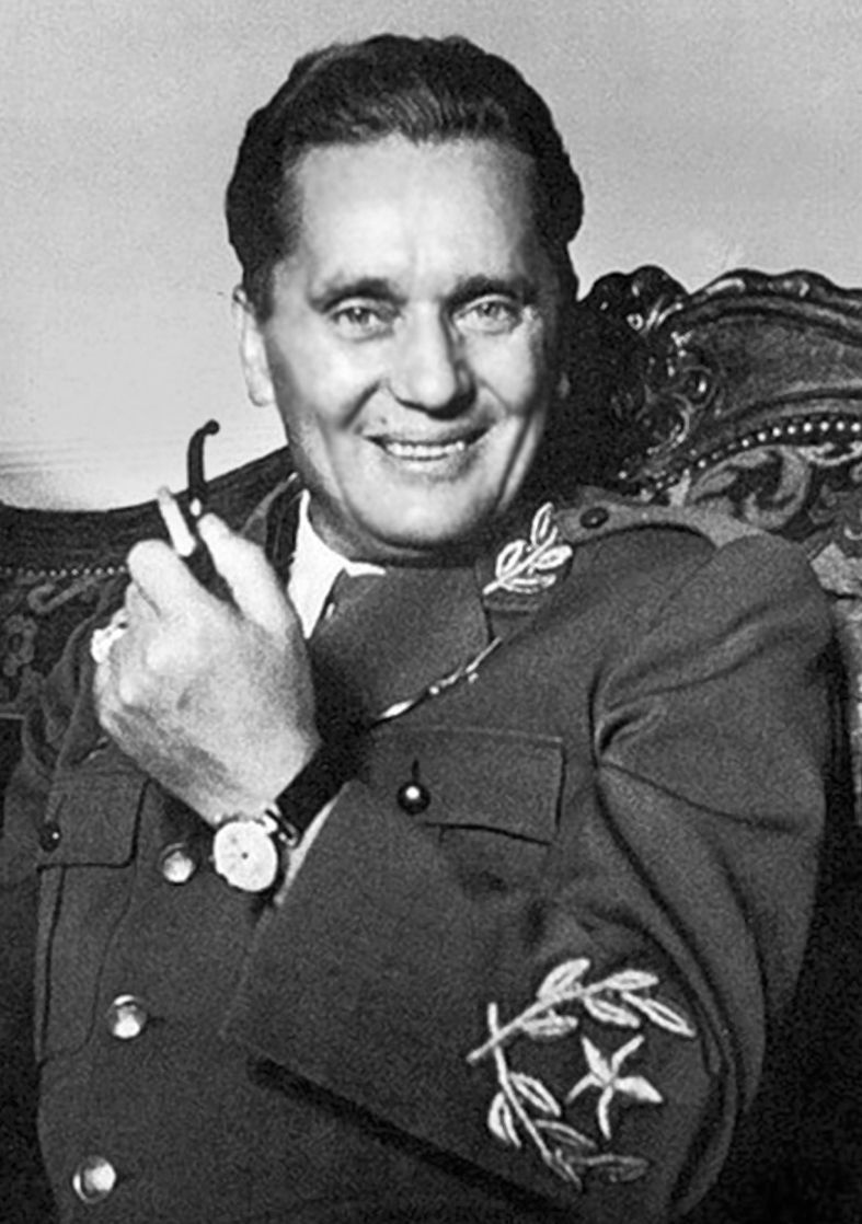 Тито курит сигарету из трубки))))