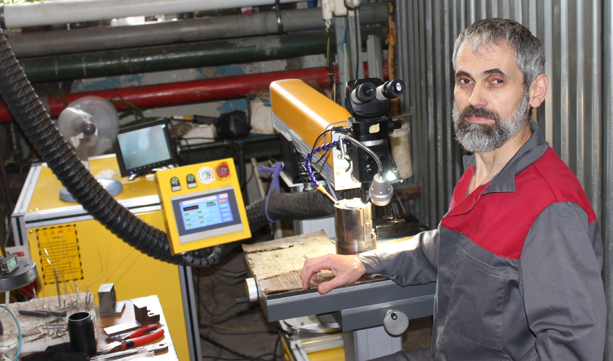 Руслан Крынин, слесарь - инструментальщик 6 разряда, выполняет сварочные работы