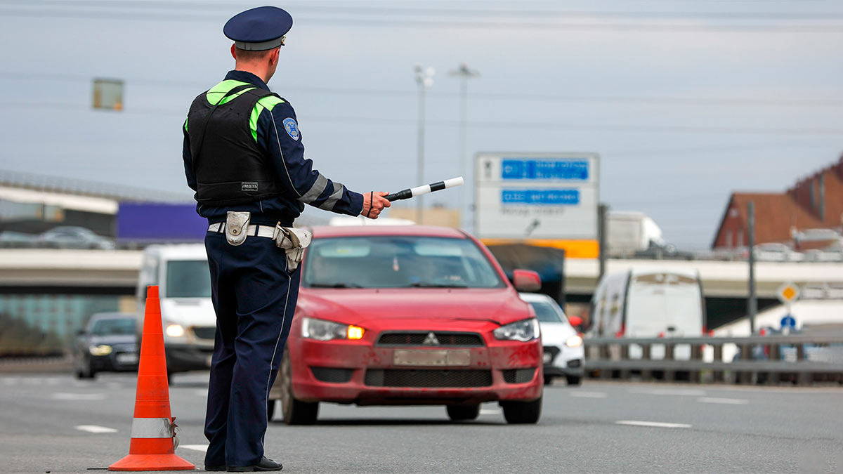 Источник https://cdn.profile.ru/wp-content/uploads/2024/08/policiya-avtomobil-ostanovka.jpg