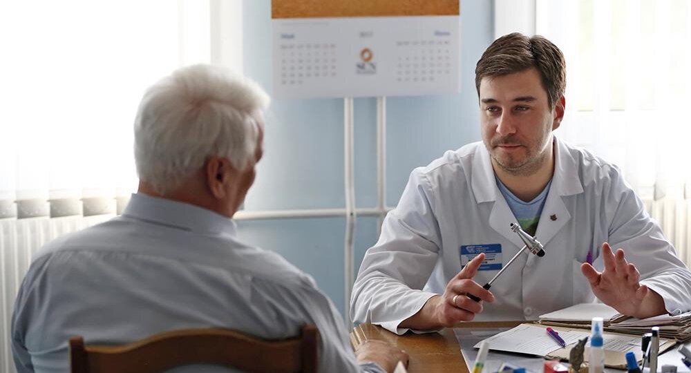 Ревматолог — врач, который помогает сохранить подвижность, защитить суставы и даже укрепить сосуды: когда идти на приём и чего ожидать