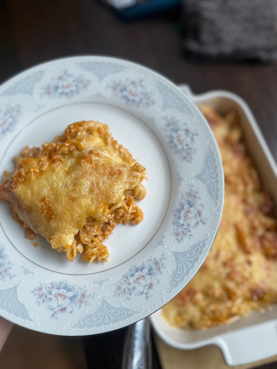 Если вы ищете простой и вкусный рецепт для обеда или ужина на четверых, попробуйте макаронную запеканку с сыром и колбасками! Это блюдо сможет приготовить даже тот, кто редко бывает на кухне. Всего 20 минут на подготовку и минут 25 на выпечку — и у вас готовый домашний ужин, который понравится всей семье.

Вам понадобятся:
— Макароны (лучше фигурные, но подойдут любые)
— Сыр (натереть на крупной тёрке)
— Сосиски (или любые другие мясные продукты, например, куриное филе, ветчина, колбаса)
— Соус: сметана, майонез, горчица, кетчуп и томатная паста (берите те ингредиенты, что есть под рукой)

Как готовить:
1. Отварите макароны до полуготовности.
2. Порежьте сосиски кружочками.
3. Смешайте ингредиенты для соуса по вкусу (примерно по 1-2 ложки каждого).
4. Выложите макароны с сосисками в форму для запекания, залейте соусом, всё перемешайте.
5. Посыпьте тёртым сыром и отправьте в духовку (180–200°С) на 20–30 минут, пока сыр не расплавится и не подрумянится.

Эта запеканка отлично подходит для компании: вы накормили гостей или семью без лишних хлопот. А главное — не бойтесь экспериментировать! Нет сосисок? Добавьте курицу, фарш, овощи или всё, что найдёте в холодильнике.

Готовьте с удовольствием — все обязательно попросят добавку!

Хотите рецепт ещё проще или с другими начинками?