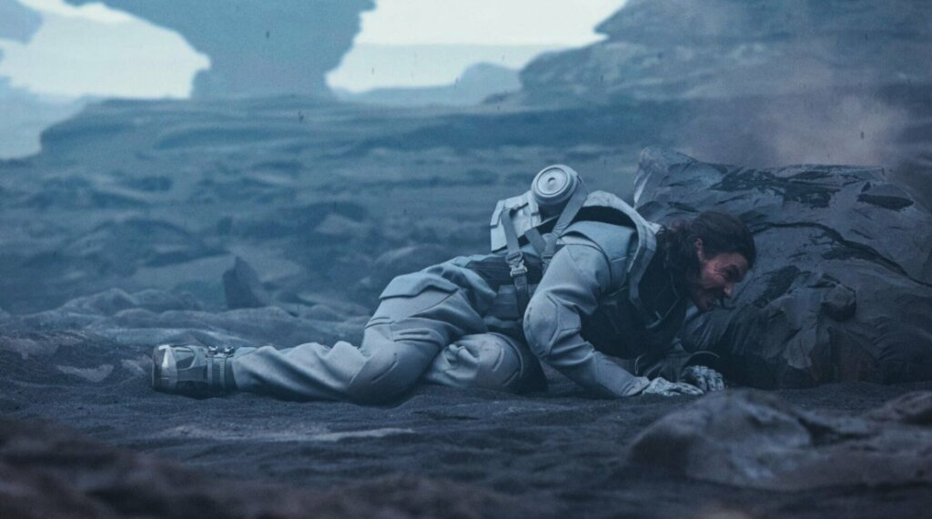 «Полдень»: момент падения и подъема, скафандр и суровый рельеф создают эффект присутствия.
