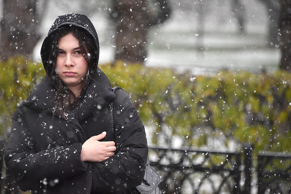    Первый снег в Москве осенью - напоминание о скорых зимних холодах. Иван МАКЕЕВ