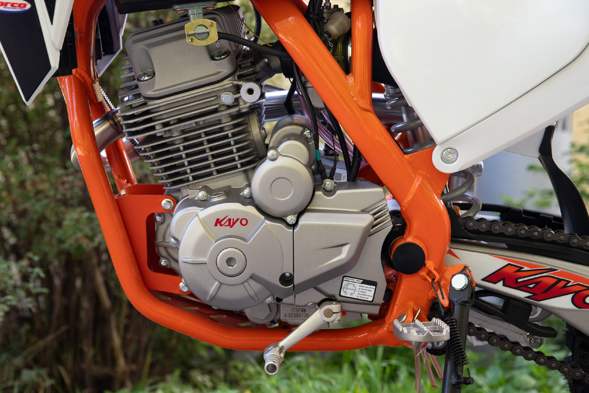 Двигатель воздушного охлаждения на KAYO K6-A 300 выдает 27 л.с.