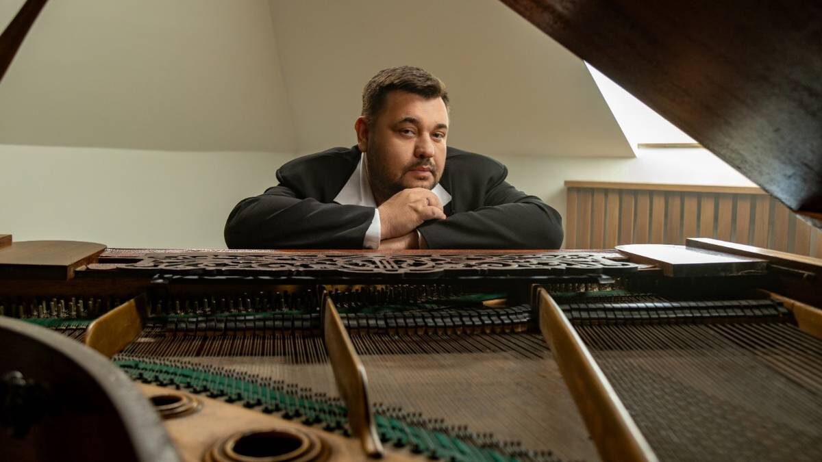    Сергей Жуков отмечает: писать для театра веселые композиции труднее, чем лирические / Фото: Архив пресс-службы Сергея Жукова