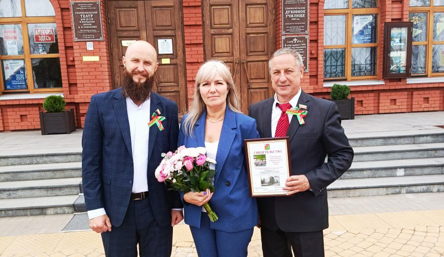 На фото, слева-направо: Александр Проскурин, депутат Совета депутатов, Лариса Рыкунова, председатель профсоюзной организации АО «СОАТЭ», Андрей Ефимов, управляющийу директор УК «СОАТЭ»