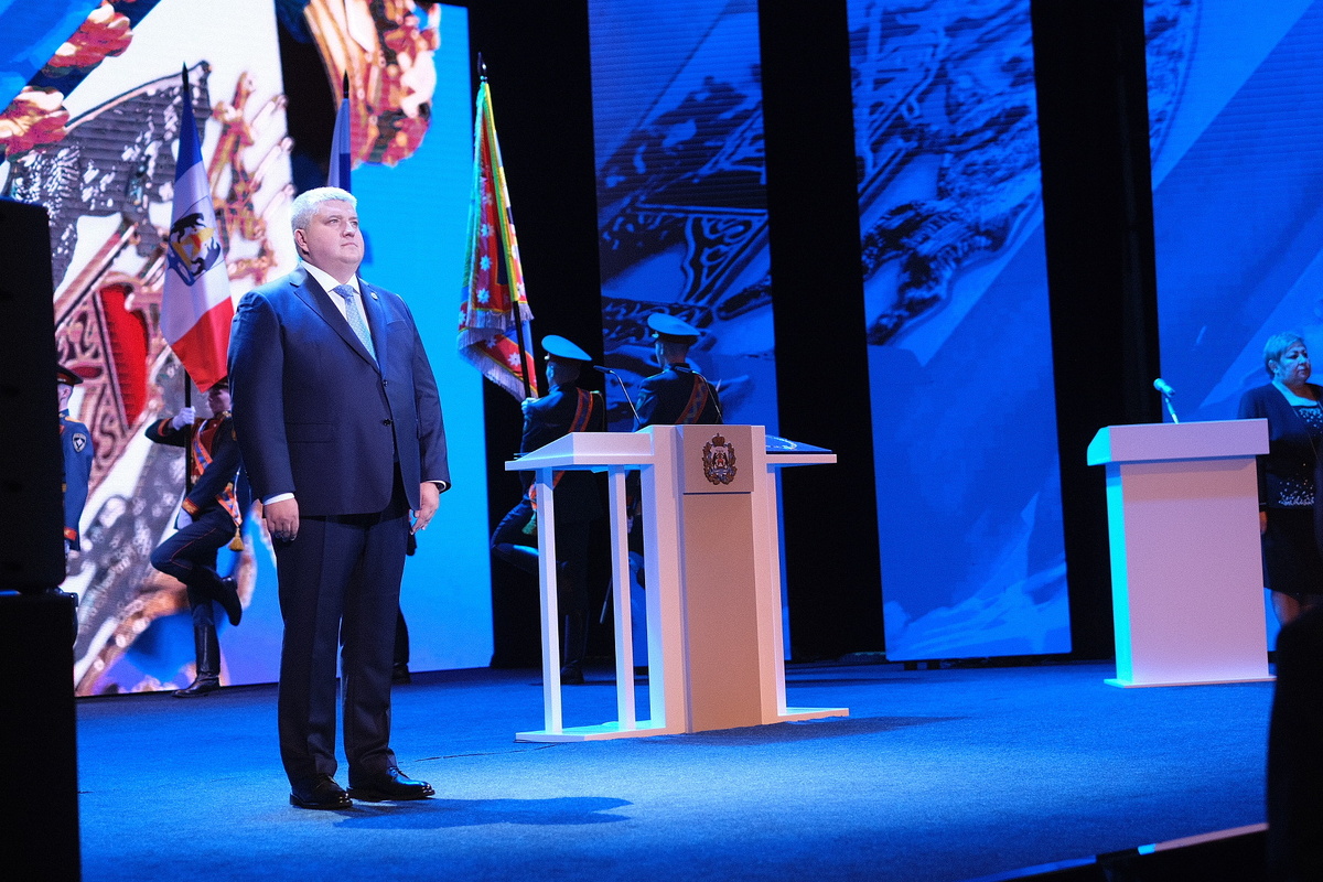 Александр Дронов вступил в должность губернатора Новгородской области.  Фото: Сергей Суфтин / пресс-служба правительства Новгородской области