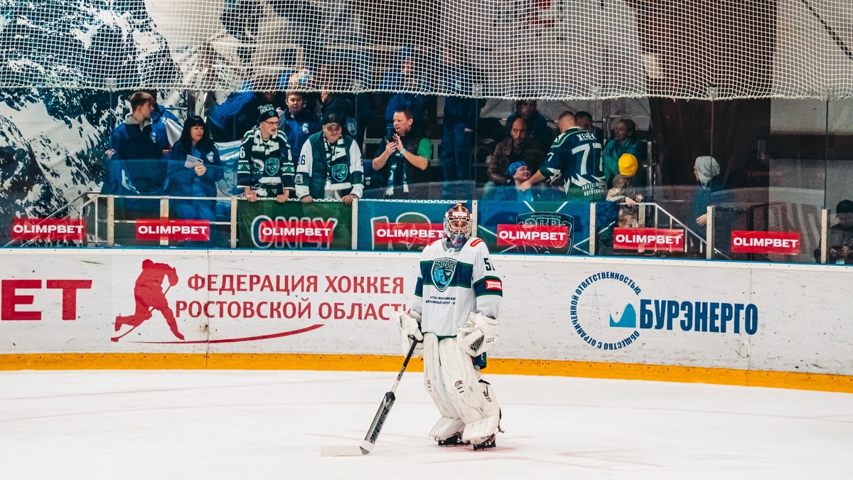    Боец СВО и добровольцы Гумкорпуса поддержали хоккеистов «Югры» на матче в Ростове-на-Дону