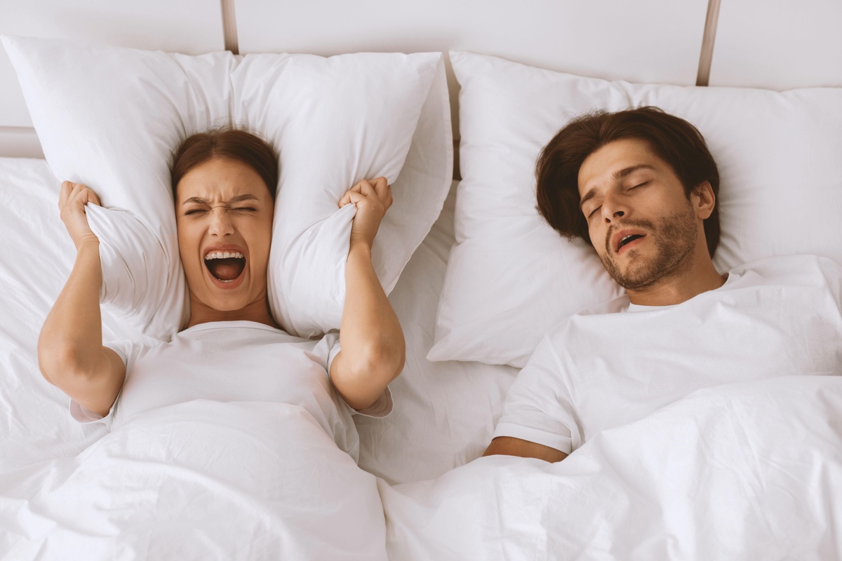     Почему нас не будит собственный храп: простое объяснение