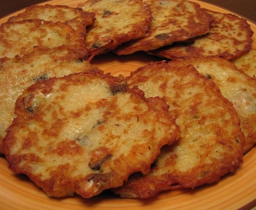 Картофельные оладьи с рыбой